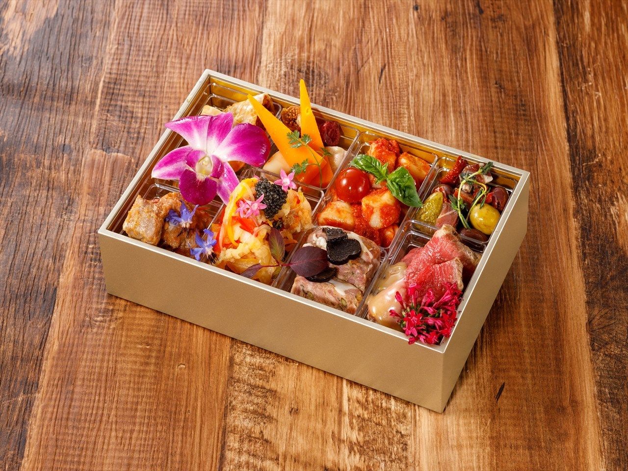 テリーヌやオリーブ、プロシュートのオイル漬けなどワインに合う料理ばかりだ