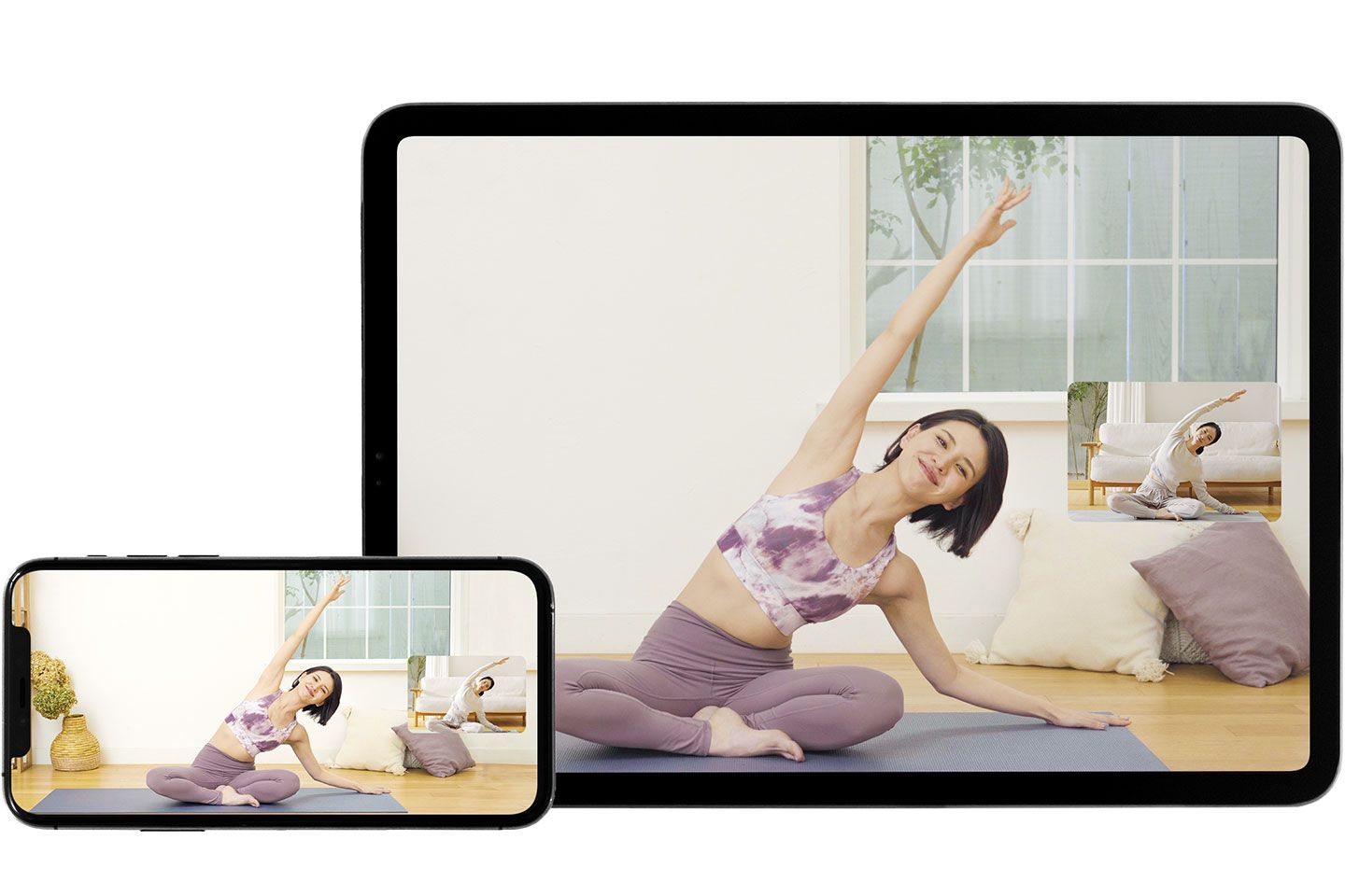 「SOELU」より、タブレット端末とスマートフォンによるオンラインヨガの様子。