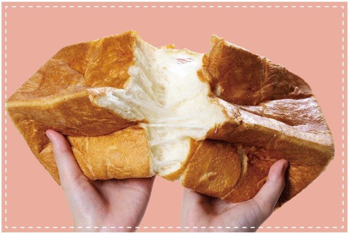 食パンをちぎっている写真