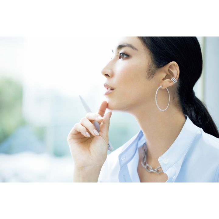 シャツ￥33,000（チェルキ〈トモウミ オノ〉）、サイモン アルカンタラのピアス￥77,000・サイモン アルカンタラのイヤーカフ￥40,000［シルバー×ストリング］・ソフィー ブハイのネックレス［シルバー］￥174,000（ストラスブルゴ）　[Precious2018年9月号131ページ] 