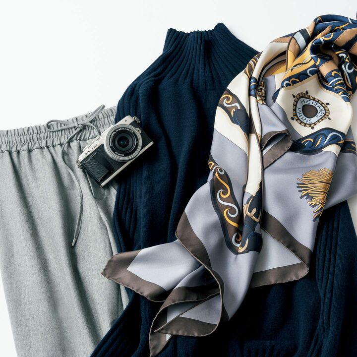 スカーフ『アマゾンの祭典』［188×94㎝］￥86,000（エルメスジャポン）ニット¥29,000（オンワード樫山〈R〉）、パンツ¥24,000（エストネーション〈エストネーション〉）