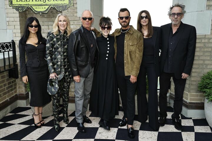 左から共演のジェナ・オルテガ、キャサリン・オハラ、マイケル・キートン、ジャスティン・セロー、モニカ・ベルッチ、監督のティム・バートン。