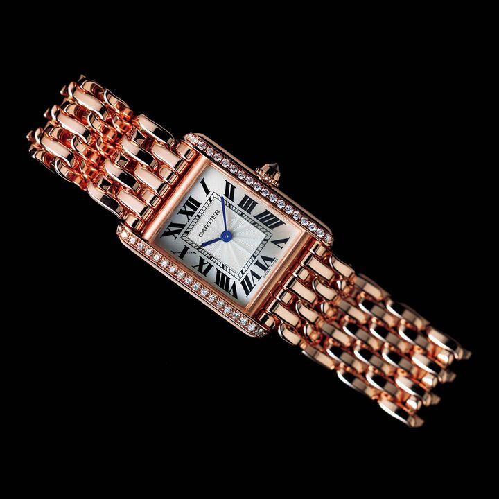 時計「タンク ルイ カルティエ」￥3,250,000 手巻き【ケースサイズ：縦29.5×横22mm】［ケース：ピンクゴールド×ダイヤモンド、ブレスレット：ピンクゴールド］（カルティエ）