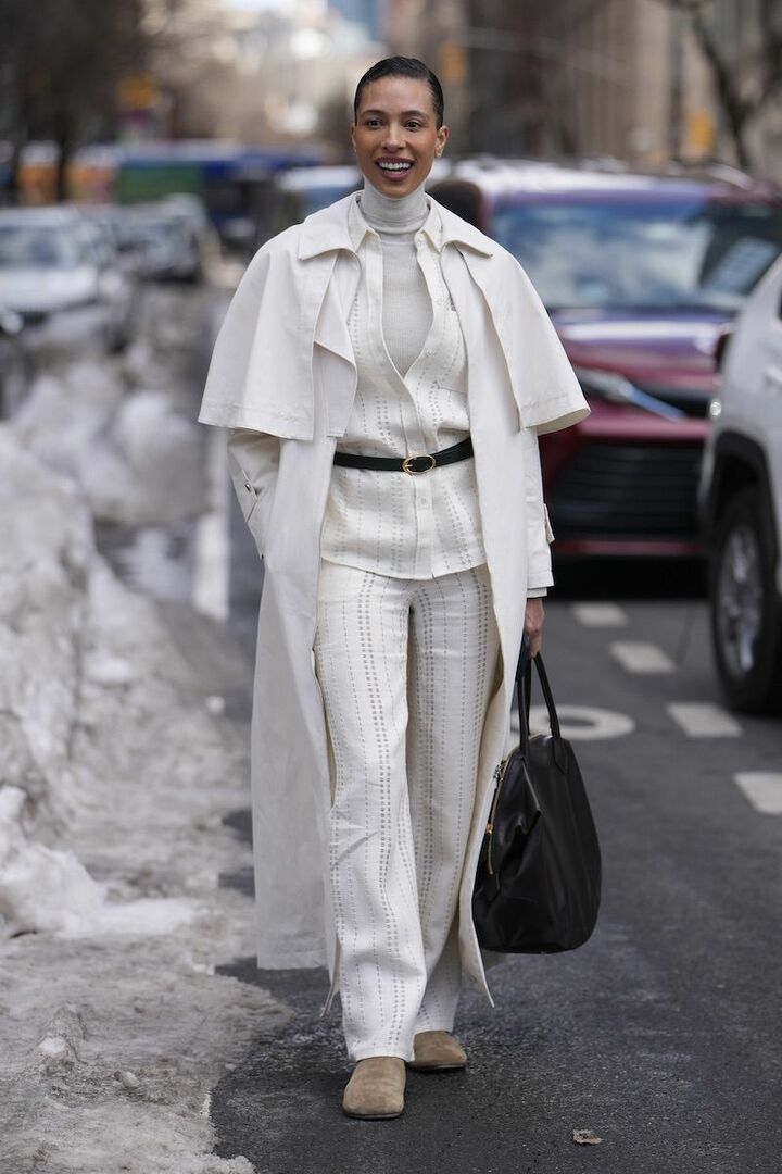 肩周りにボリュームがあるので、ヘアはすっきりまとめると好バランス。