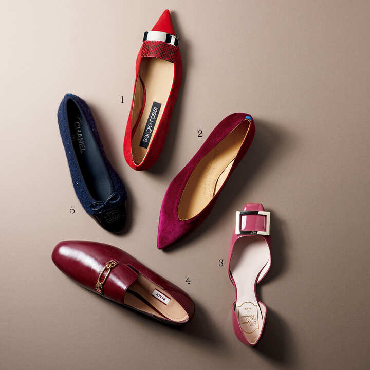 1 靴『sr1フラット』［ヒール1.5㎝］￥97,000（セルジオ ロッシ）、2 靴『アメディ ワイン』［ヒール1.4㎝］￥42,000（サードカルチャー〈シャテル〉）、3 靴『トランペット ドルセー バレリーナ』［ヒール0.5㎝］￥89,000（ロジェ・ヴィヴィエ・ジャパン〈ロジェ ヴィヴィエ〉）、4 靴『ダーシー フラット』［ヒール1.0㎝］￥69,000（バリー 銀座店）、5 靴［ヒール1.0㎝］￥74,000（シャネル）