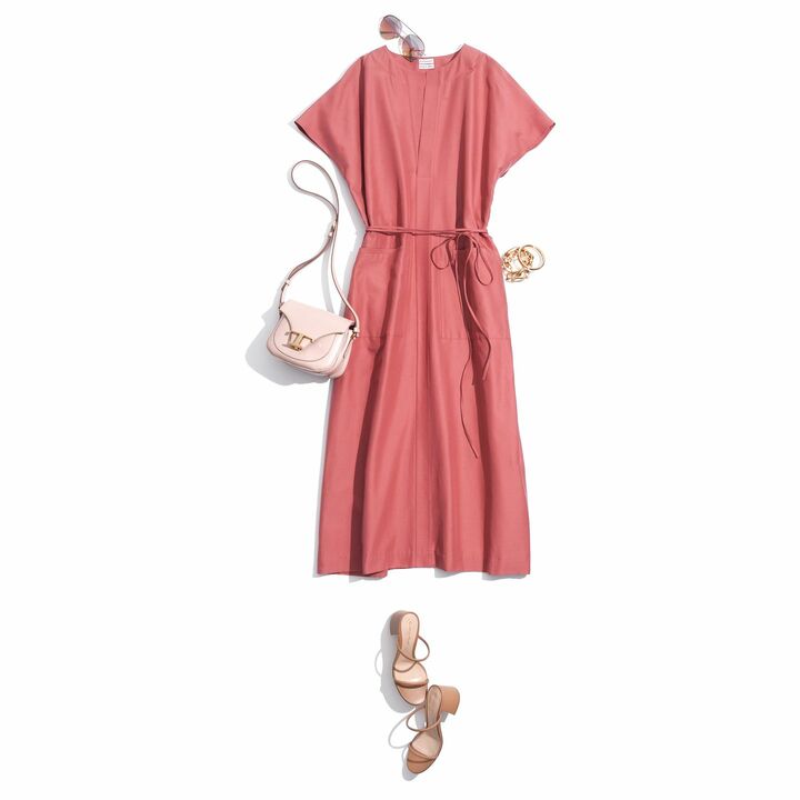 ワンピース［コードベルト付き］￥78,000（ポステレガント）　サングラス￥46,000・バッグ￥239,000（トッズ・ジャパン）　靴￥81,000（ジャンヴィット ロッシ ジャパン） ブレスレットすべて／下と同じ