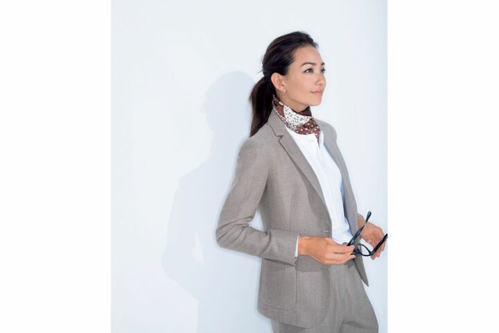 ジャケット￥55,000・パンツ￥39,000（三喜商事〈イレブンティ〉）、シャツ￥65,000（ブラミンク）、シルクスカーフ［縦22×横152cm］￥16,000（wb）、ピアス￥550,000（ケイテン）、眼鏡￥29,000（オリバーピープルズ 東京ギャラリー）