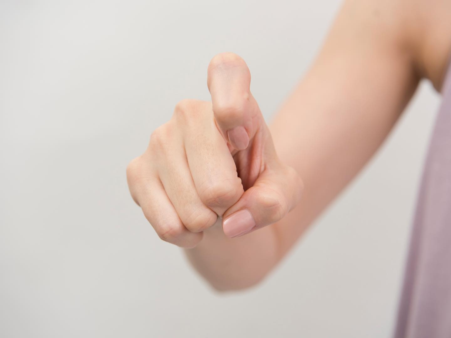 人差し指をカギ形にしている様子