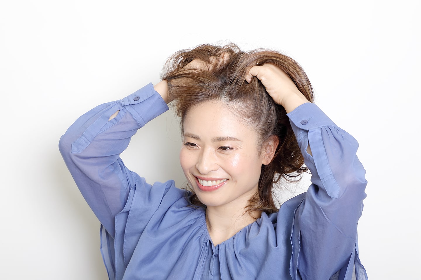 ワックスを手のひらにのばし、根元に指を通してもみこむ。