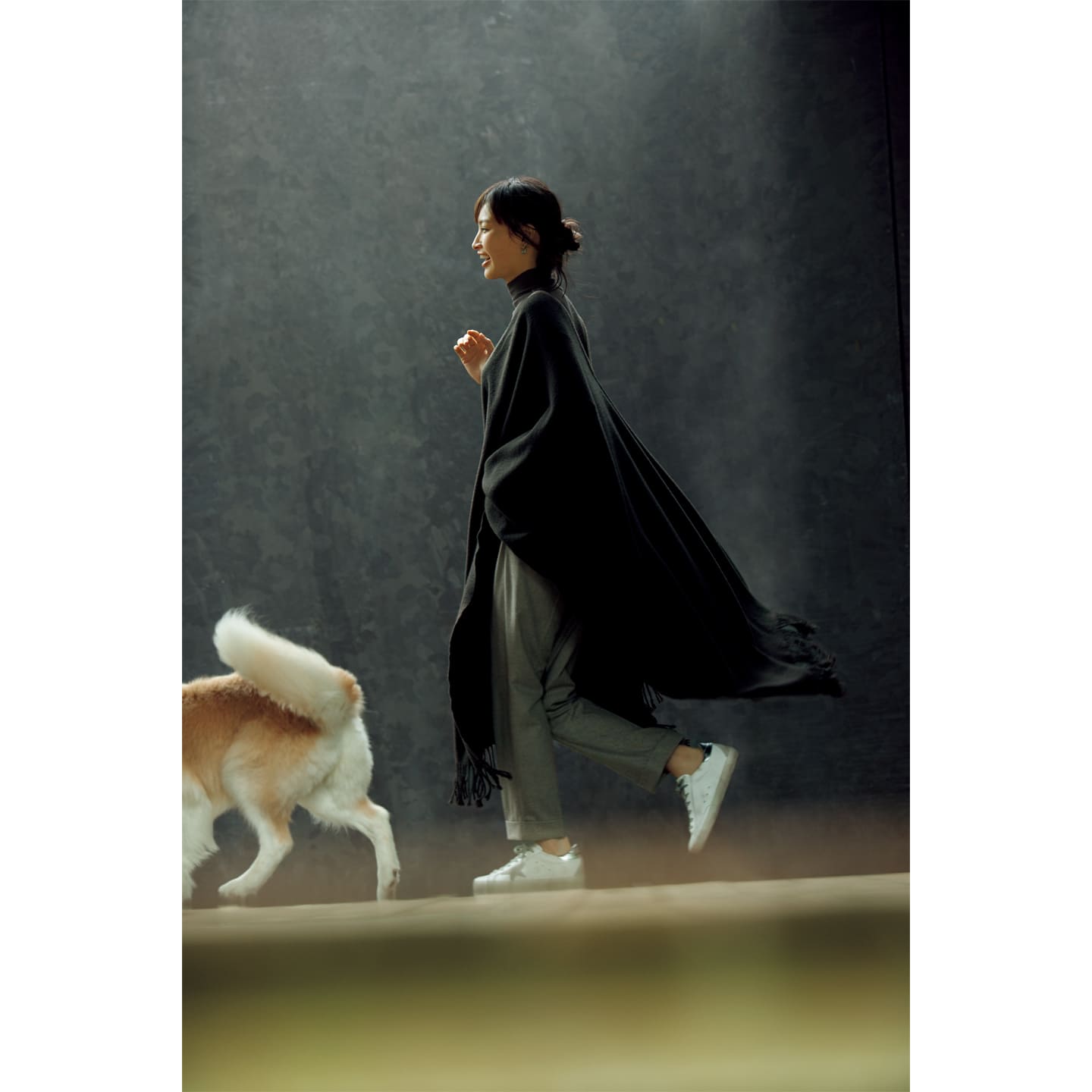 ウールカシミアのポンチョ¥45,000(ロエフ 六本木店)、タートルニット¥109,000(アクリスジャパン〈アクリス〉)、パンツ¥68,000(サン・フレール〈レ・コパン〉)、イヤリング¥700,000(ピアジェ)、靴¥62,000(ゴールデン グース 東京店)