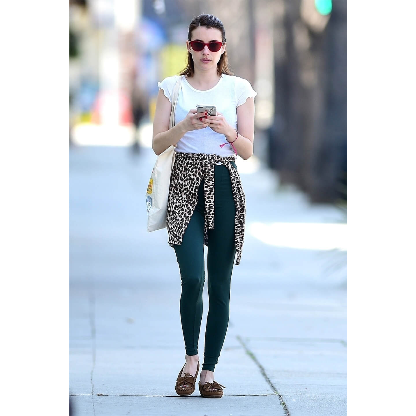 ヒョウ柄のカーディガンを腰に巻いたEmma Roberts(エマ・ロバーツ)氏