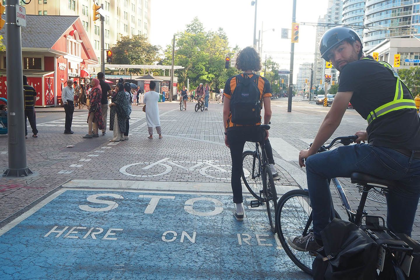 トロント市内は自転車専用レーンも多いものの、車道を走る時間も半分程度あったので用心は怠らずに。