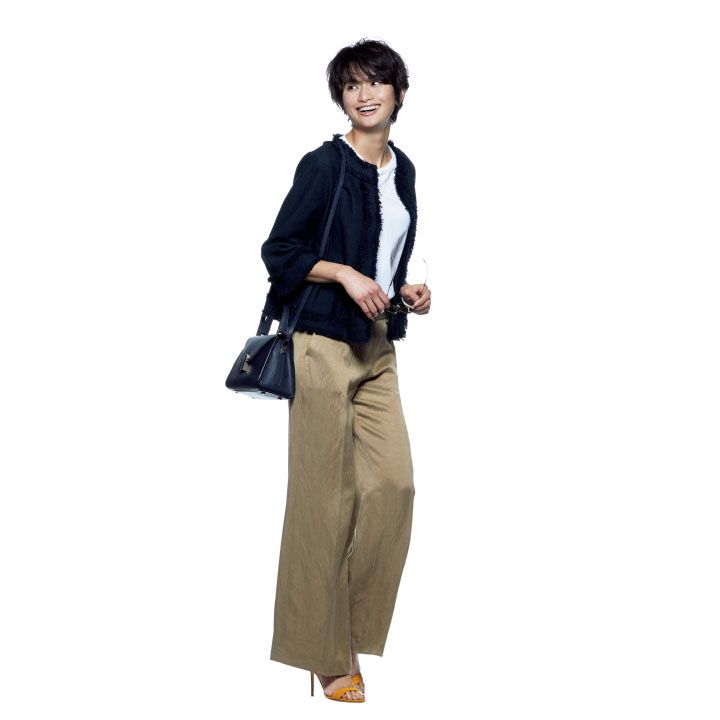 パンツ(スローウエアジャパン〈インコテックス〉)、ジャケット(wb)、Tシャツ(三喜商事〈アリュード〉)、サングラス(アイヴァン 7285 トウキョウ〈アイヴァン 7285〉)、ネックレス(ドレスアンレーヴ〈ドレスアンレーヴ〉)、バッグ(ヴァレクストラ・ジャパン)、靴(ブルーベル・ジャパン〈マノロ ブラニク〉) 撮影/熊澤 透 BY:『Precious5月号』小学館、2018年