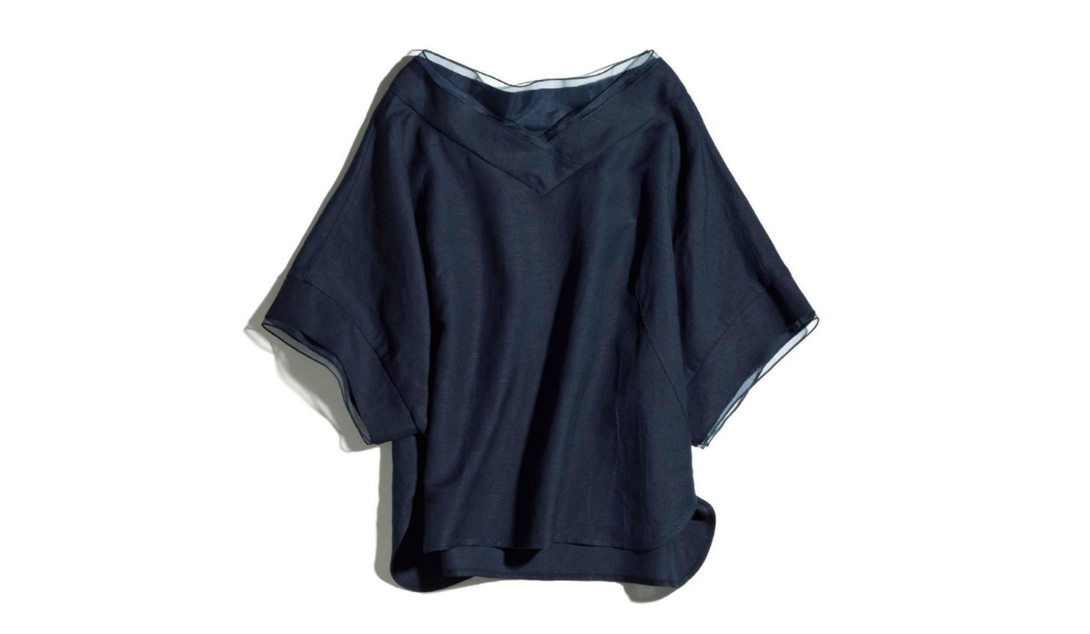 ブラウス¥26,000(ADORE)