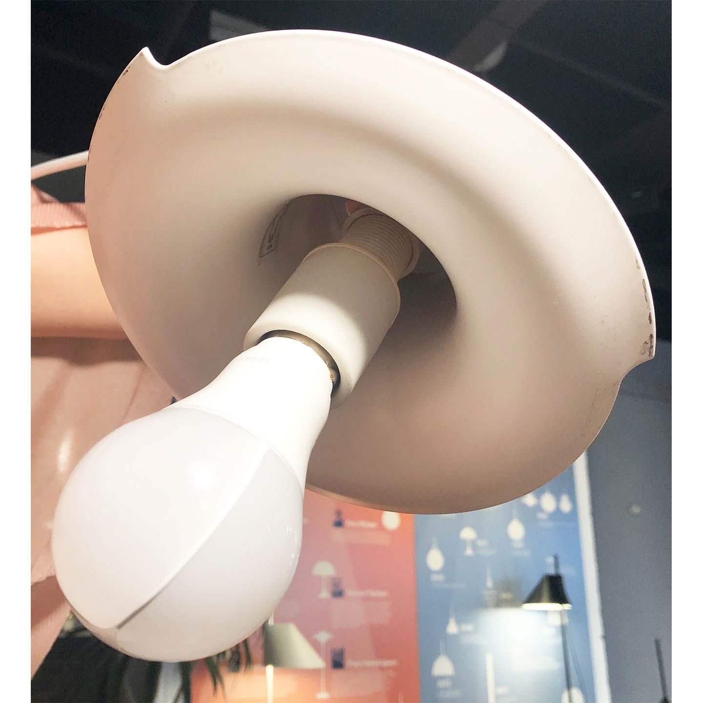 電球ソケットの奥に、ネジを切ったプラスチックパーツがあります。ソケットを回転させて、位置を調整します。※2019年3月以前に製造されたタイプは、調整方法が異なります。