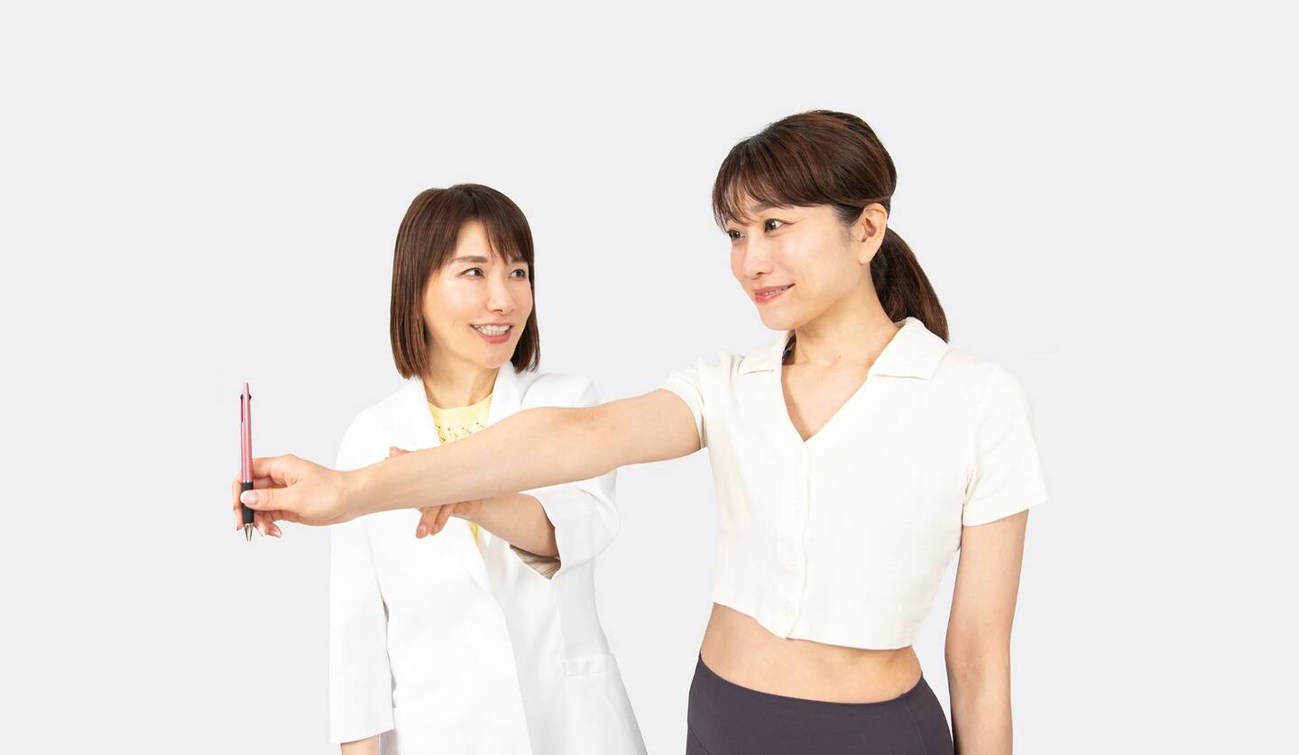 二人の女性　トレーニングの指導をしている