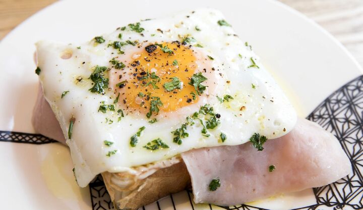 午前中には完売する幻のパンを使ったメニューが豊富!