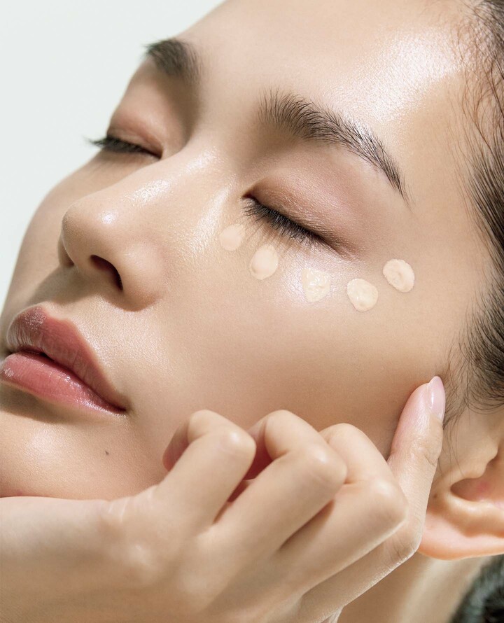 目を閉じたモデルの大塚まゆかさん