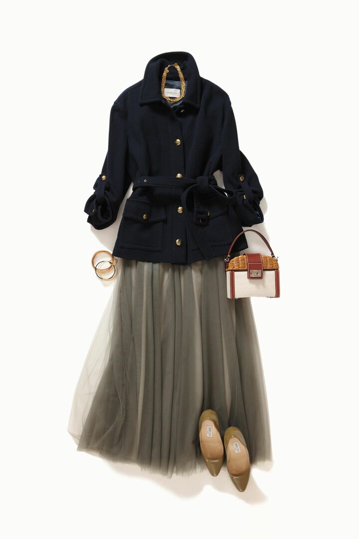 ゴールドのネックレスとバングルで洗練の輝きをトッピング。