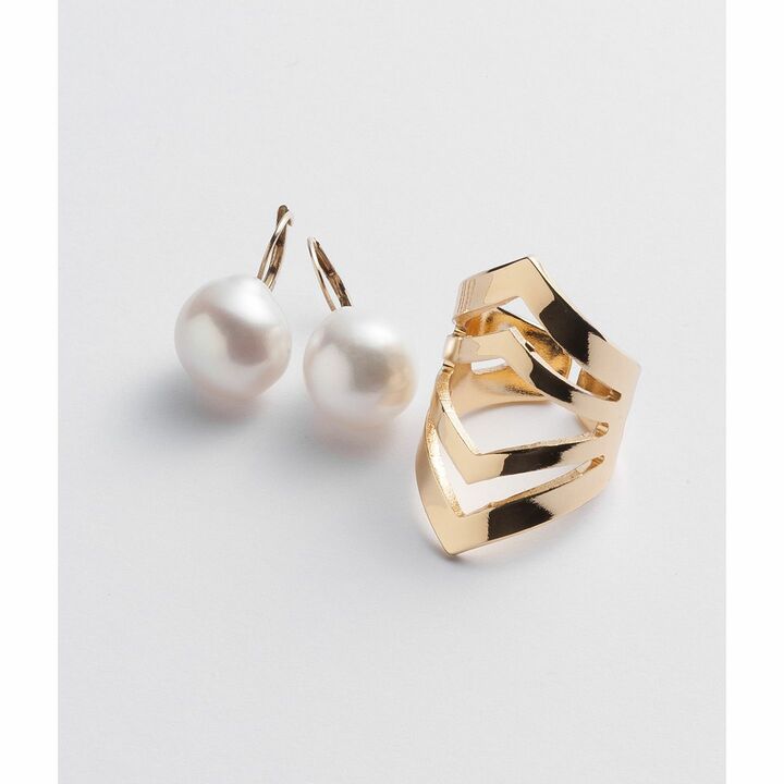 ［左］ピアス￥33,000（H.P.FRANCE<WOUTERS & HENDRIX>）［右］リング￥8,000（ウノアエレ ジャパン<ワンエーアールバイウノアエレ>）