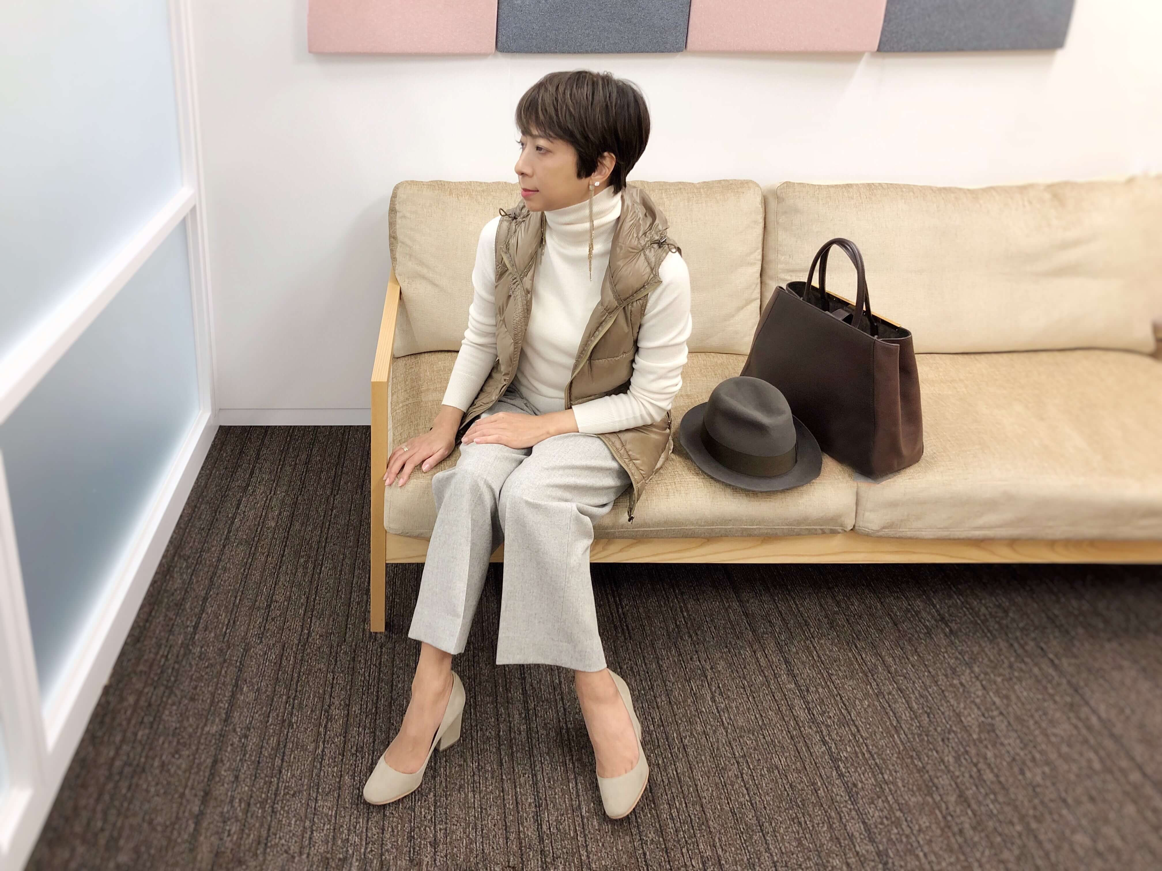 ピアスは耳から15㎝は下がる、ポイントになるデザイン。より際立つよう、トップスを白のタートルネックにしてピアスのキャンバスに見立ててみました。ダウンベスト/ヘルノ カシミアニット/ユニクロ パンツ/バーニーズ ニューヨーク ピアス/ブルネロ クチネリ 帽子/ボルサリーノ バッグ/フェンディ 靴/セルジオ ロッシ