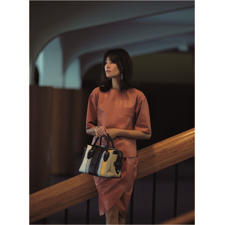トップス・スカート・バッグ(トッズ・ジャパン)、ピアス(ストラスブルゴ〈ソフィー ブハイ〉)バングル(ステディ スタディ〈トムウッド〉) 撮影/長山一樹(S-14) BY:『Precious7月号』小学館、2019年