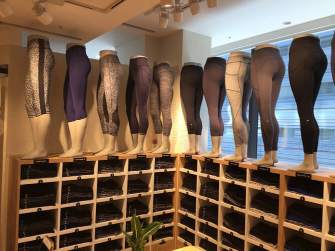 ルルレモンの店内。ヨガ用スパッツもこの通りずらり、充実