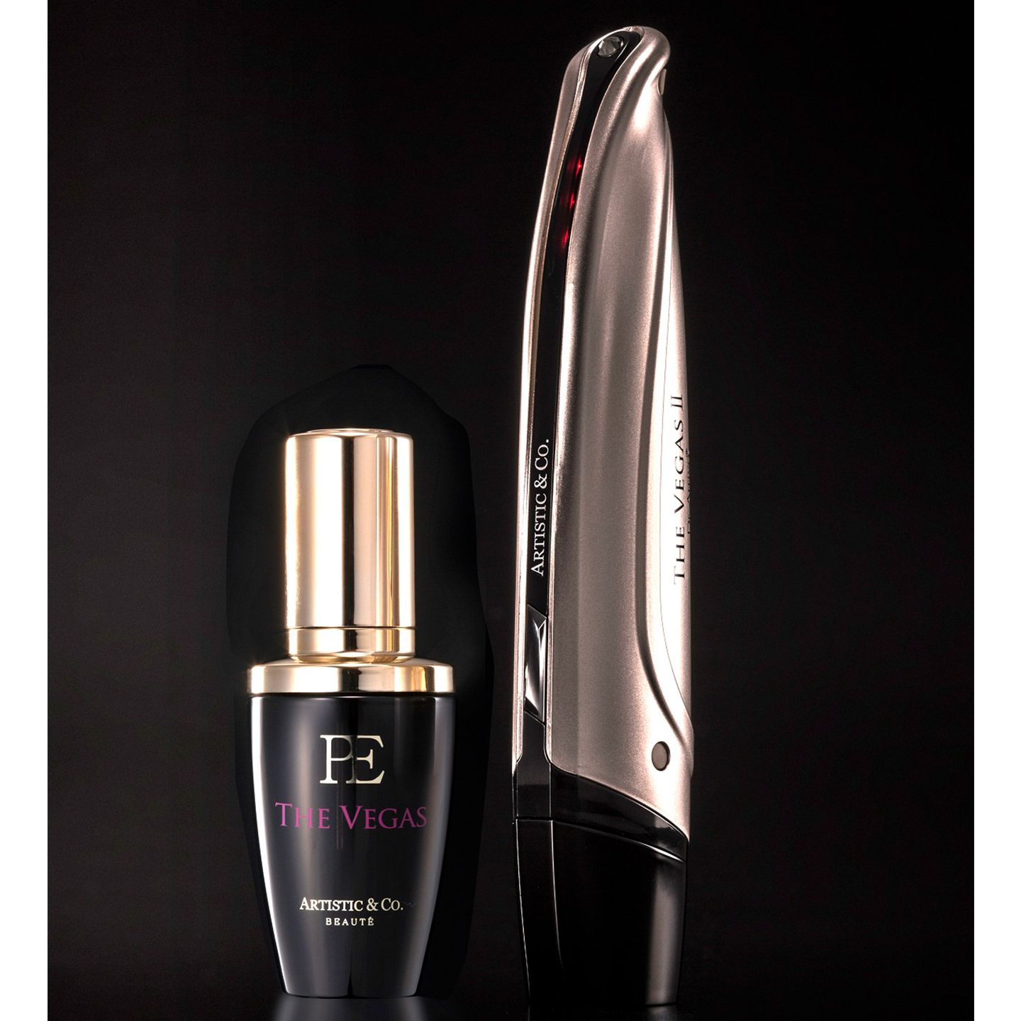 左/5種の植物幹細胞エキスを配合した専用美容液 。P.E. ザ ベガス 30ml ¥8,000、右/「ミス アリーヴォ ザ ベガス ツー」¥59,800
