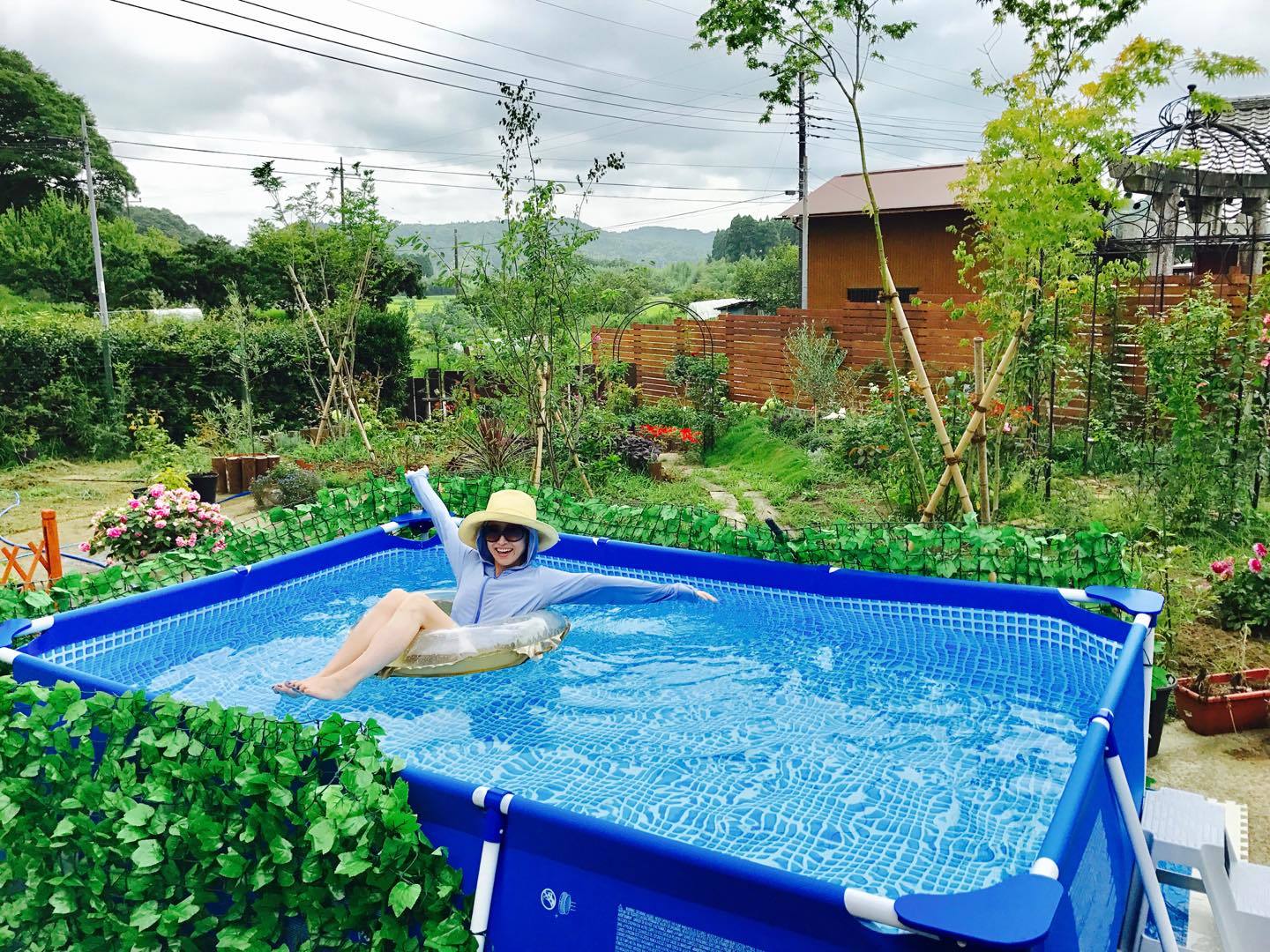 ちょっぴり本気のビニールプールを設置し、畑仕事の合間に休憩しています