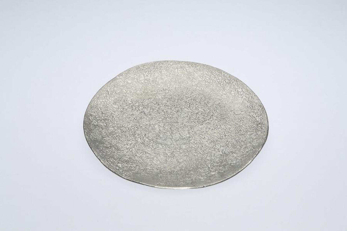 中皿¥9,720(税込) ※布目と氷割の2種類があります。写真は氷割です
