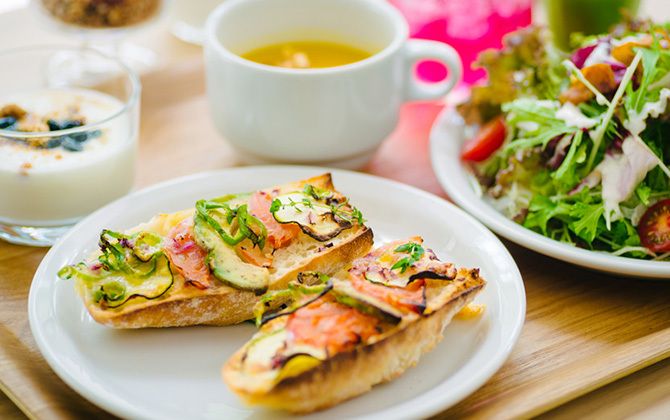 行き慣れたご近所のカフェのように居心地のよい朝食レストランのモーニング