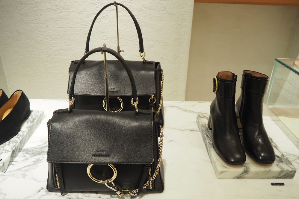 左/大理石のカウンターに置かれたクロエのショルダーバッグ「FAYE DAY 」¥219,000・右/mara binのブーツ¥59,000