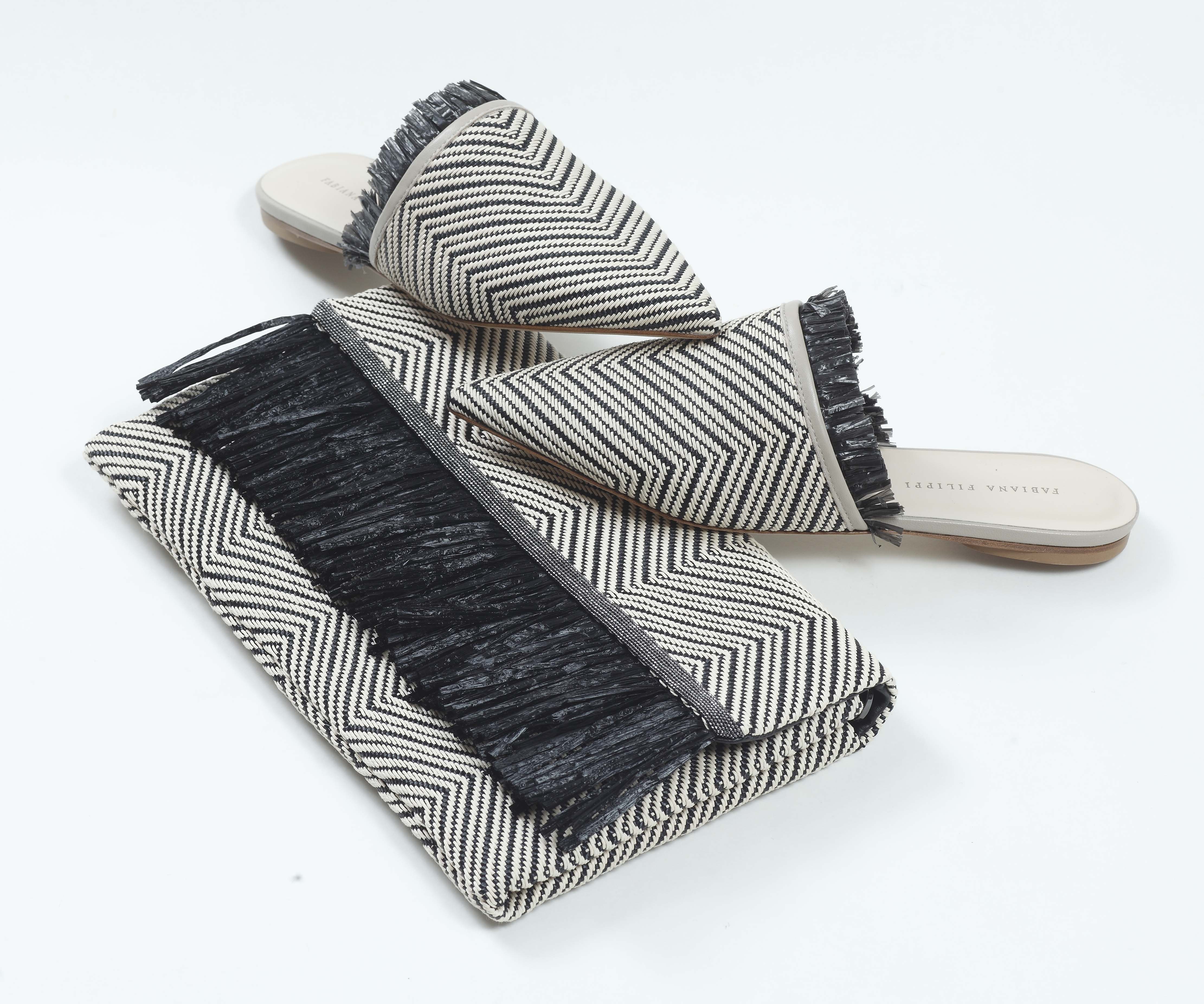 バッグ(ショルダーストラップ付き)¥122,000・ミュール¥83,000(アオイ〈ファビアナフィリッピ〉)