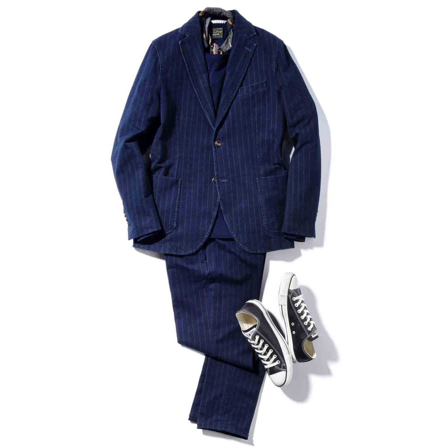 ジャケット¥64,000・パンツ¥33,000(トヨダトレーディング プレスルーム〈チルコロ 1901〉)、ニット¥22,000(八木通商〈ルトロワ〉)、スカーフ¥7,800(アマン〈アルテア〉)、スニーカー¥9,500(コンバースインフォメーションセンター)