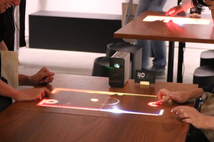 こんな感じでテーブルに投射されたゲームを指で操って遊ぶゲームも。無邪気にはしゃいでしまいました!(地下三階/B3 開催期間:2018.8.9 - 9.24)