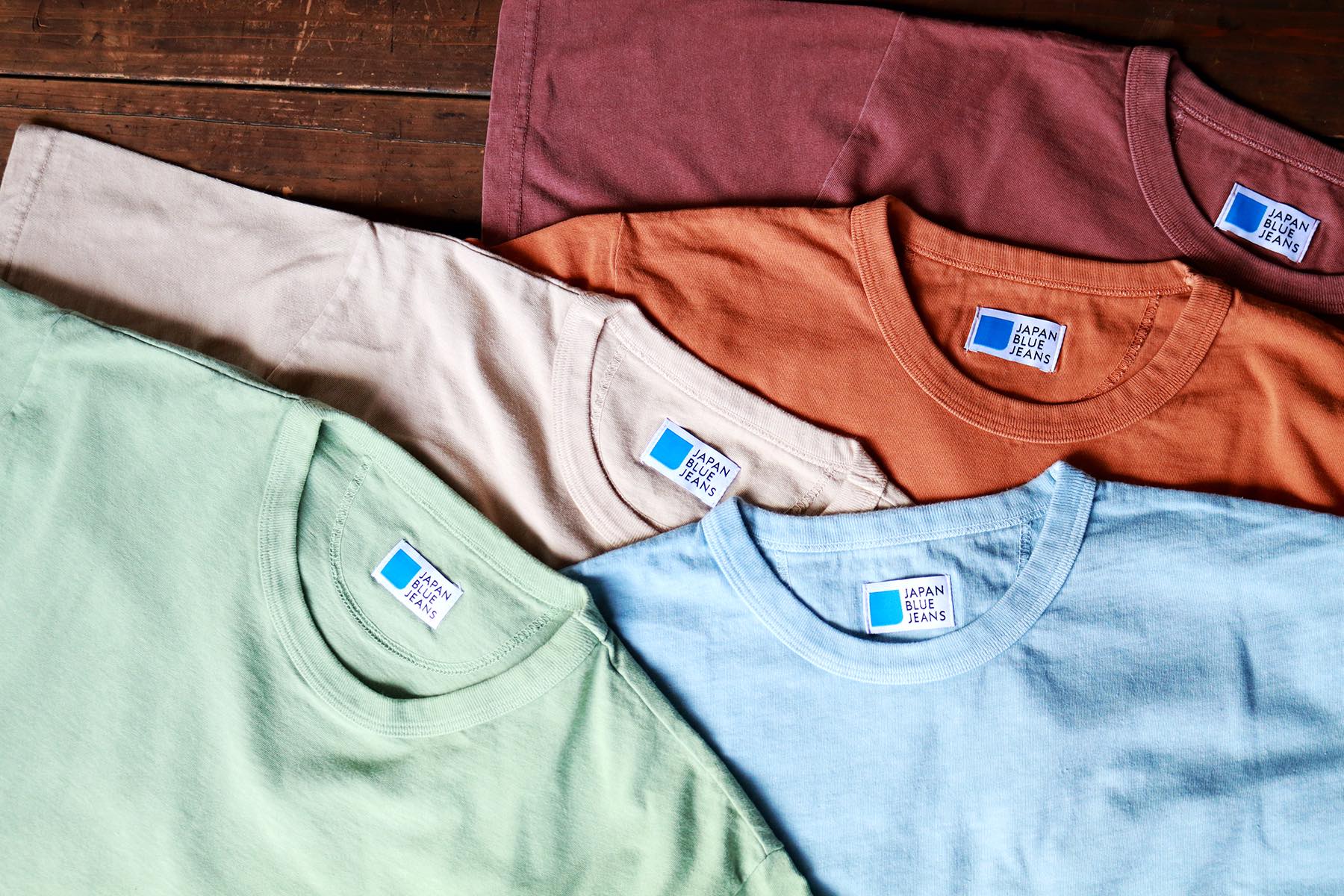 天然染めTシャツ 24ゲージ コートジボワール綿100%。ざくろ、桑の葉、インド藍などを使った草木染め。天然染料ならではの淡い風合いに仕上げている。¥8,800(税込)
