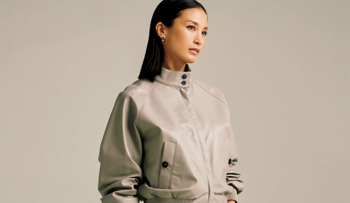 上品な色としなやかな風合いが美しい「フェラガモ」のグレージュ