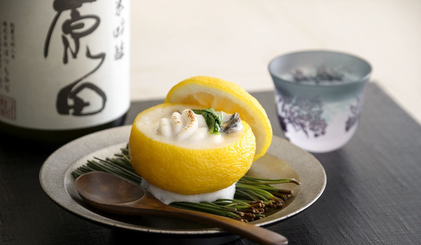 渋谷「ふた味」の柚子を器代わりにして、白味噌ベースのスープに白子、牡蠣を入れて蒸し上げた一品