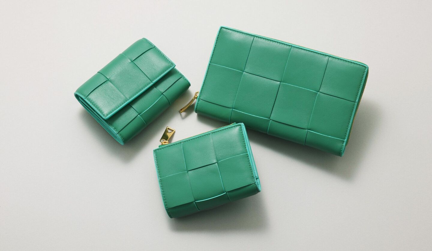 ボッテガ・ヴェネタの人気シリーズ「カセット」日本限定カラーのお財布