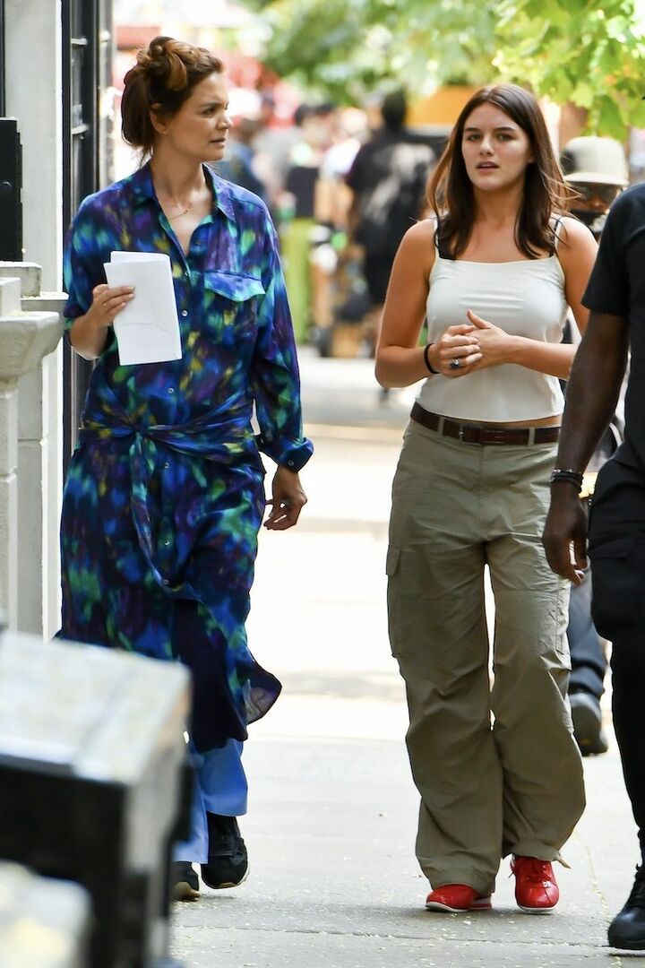 母、ケイティ・ホームズとともに歩くスリ。