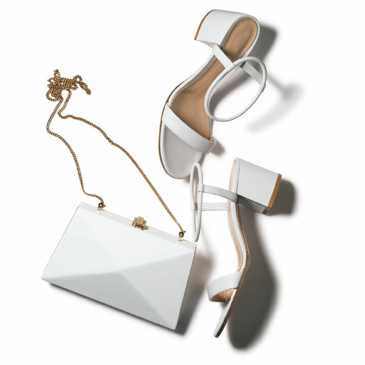 バッグ［縦12×横20×マチ3cm］￥68,000（ヴァルカナイズ・ロンドン〈ロシオ〉）、サンダル［ヒール6cm］￥88,000（ジャンヴィト ロッシ ジャパン）　［Precious2019年5月号153ページ］