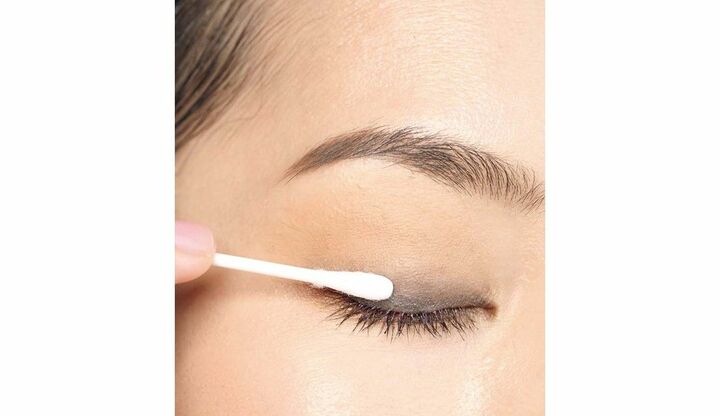 カラーアイライナーで目元をメイクしたモデルの松田珠希さんとカラーアイライナー