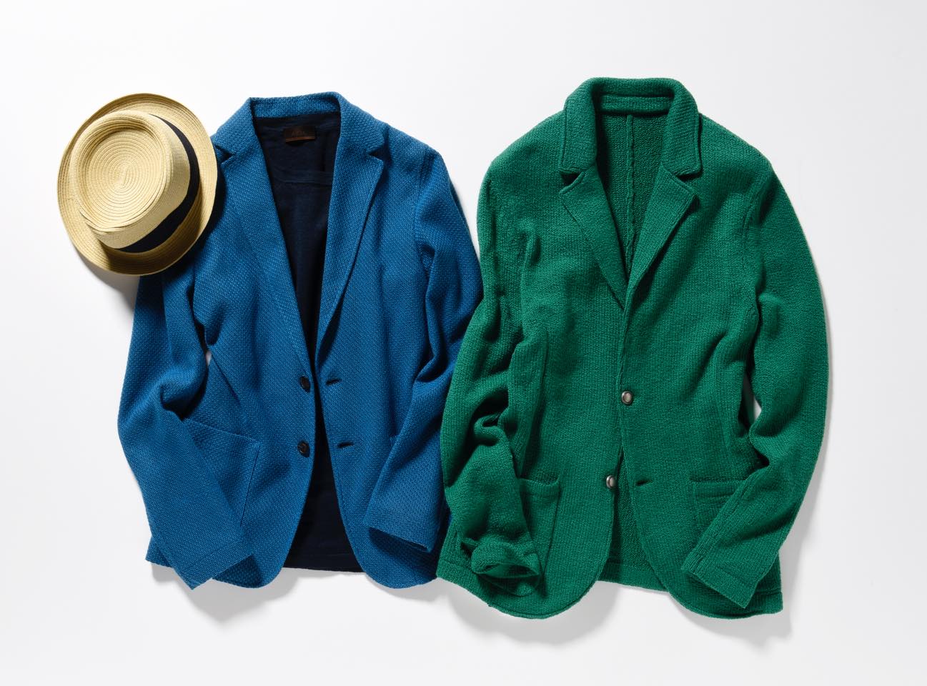 左・ジャケット¥59,000(三喜商事〈ティージャケット〉)、ニット¥29,000(アマン〈アルテア〉)、帽子¥5,000(シップス 銀座店〈グリッロ フォー シップス〉)右/ジャケット¥61,000(バインド ピーアール〈イレブンティ〉)