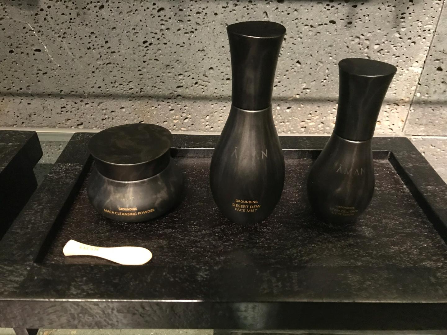 日本の陶磁器の美しさを新たなイメージで創り上げた独創的で美しいフォルムのボトル。
