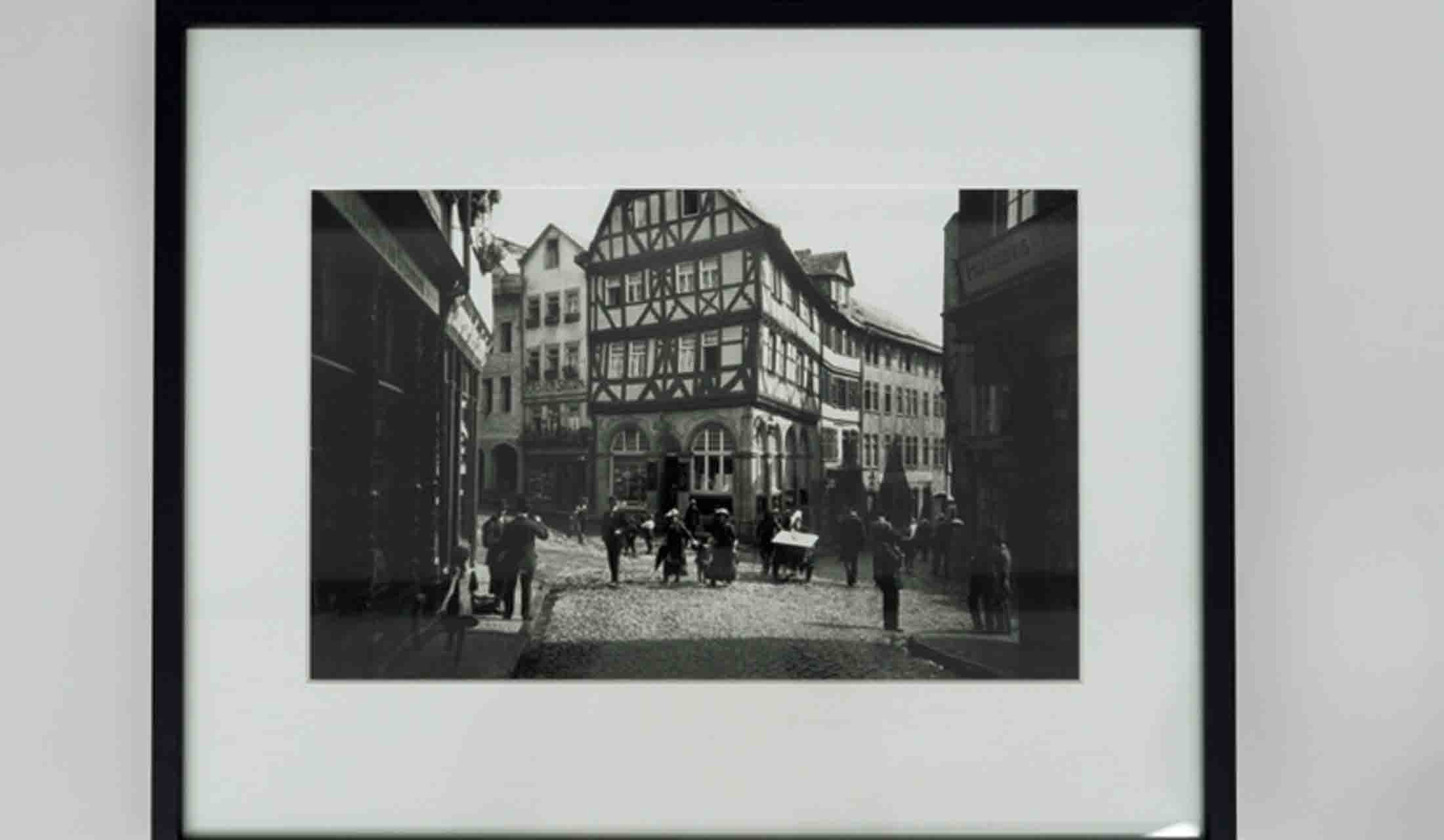 オスカー・バルナックが100年前に「ウル・ライカ」で初めて撮影したアイゼンマルクト広場の写真。