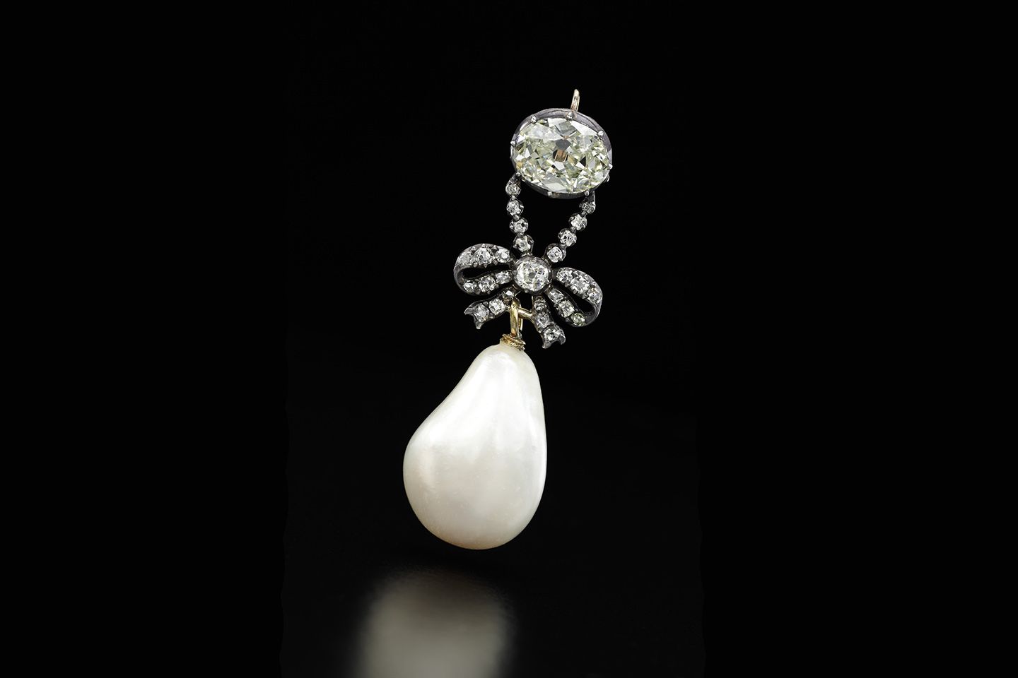 天然パール(26×18mm)とダイヤモンドのペンダントトップ【落札予想価格:100〜200万USドル(約1億1,000〜2億2,000万円)】