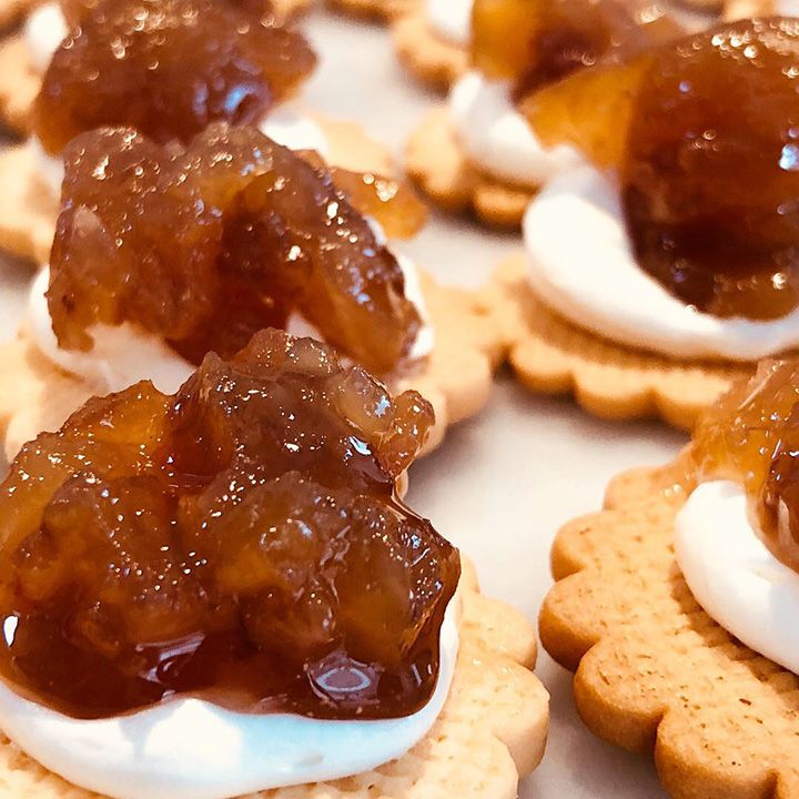 薄焼きのビスキュイでホワイトチョコ入りのバタークリームをサンド ©1997-2019 Kanaekobayashi MACARON ltd