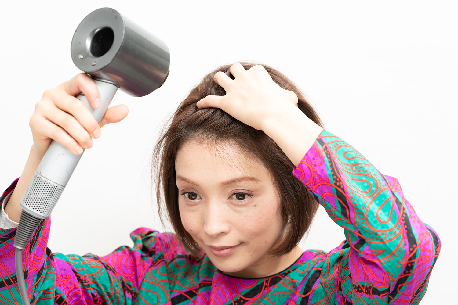頭頂部がペタッとしないよう根元を立たせる。指の腹でジグザグをつくるように地肌をこするのがコツ。