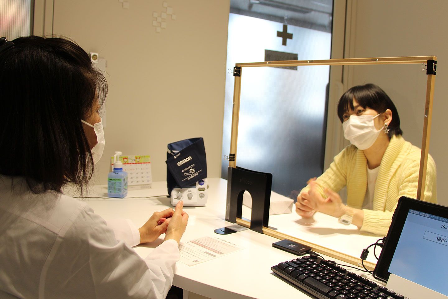 プライバシー保護のため、個室での医師の問診。医師との間には、以前はなかったアクリル板の衝立が用意されていました。