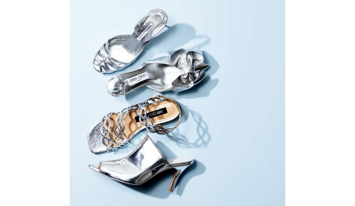 洋服の色を選ばず足元を華やかに演出する【涼感シルバーサンダル】を